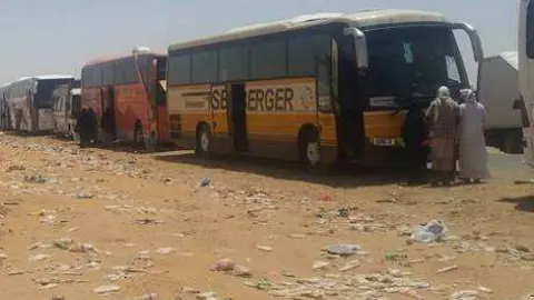 Los autobuses de los peregrinos están parados en la frontera.