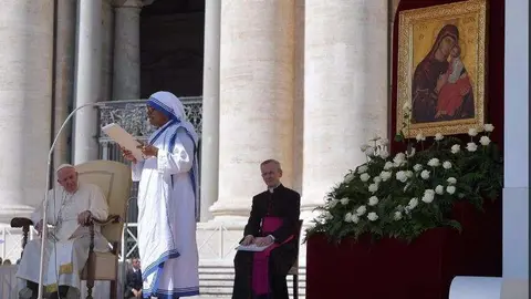La misionera de la Caridad, sor Sally durante su discurso en la plaza de San Pedro en Roma.