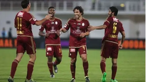 Jorge Valdivia, segundo por la derecha celebra el gol (The National).