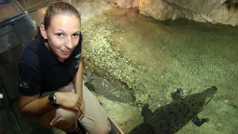 Beatriz Pereira con King Croc en el acuario de Dubai Mall.