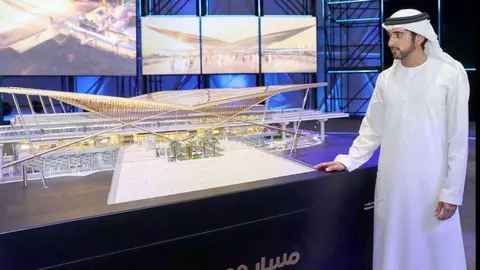 El jeque Hamdan observa la maqueta de una de las estaciones de metro de la Expo 2020.