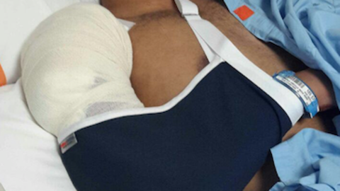 Hamad, en su cama del hospital tras haber sido atacado por una banda en Dubai. (7Days)