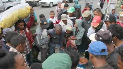 "En Madagascar, como toda África, una simple vacilación o análisis de un producto en venta puede dar a entender un interés claro en adquirirlo". (Rafael González García de Cosío )