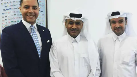 Oreste del Río Sandoval, encargado de Negocios (a.i.) de Panamá en Doha -izquierda-, junto al embajador Zayed bin Rashid Al-Naimi, director del Departamento de Asuntos Americanos de la Cancillería de Qatar, entre otros representantes qataríes. (EL CORREO)