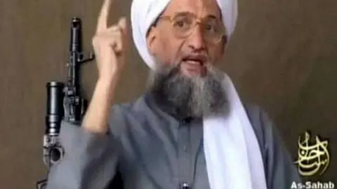 El líder de Al Qaeda Ayman al Zwahiri habla en un vídeo de la organización terrorista.