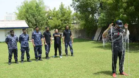 Una demostración de la Pistola Araña de la Policía de Sharjah.