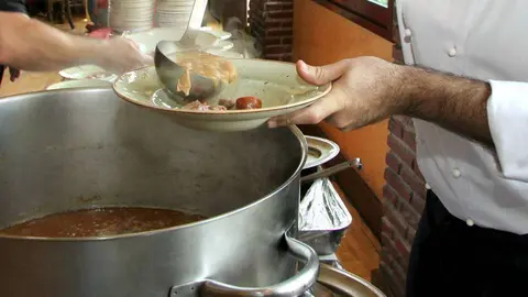 La fabada triunfó en el Día de Asturias del Seville's. (EL CORREO)