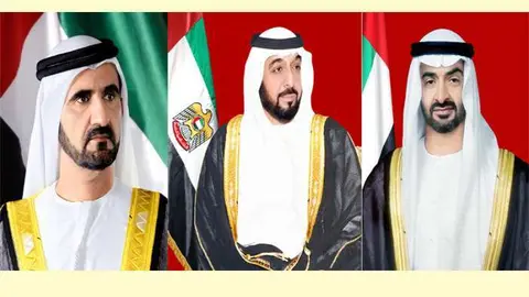 Los líderes de Emiratos Árabes Unidos con el presidente del país en el centro.