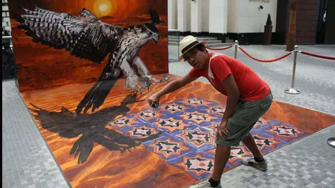 César Paredes junto a una de sus obras en Dubai Canvas 3D de 2015 (EL CORREO).