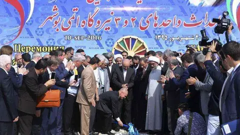 Un momento de la primera piedra de la ampliación de la planta nuclear en Irán.