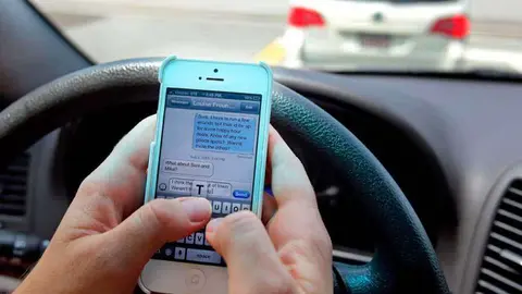 Utilizar dispositivos inteligentes al conducir aumentan las probabilidades de accidentes.