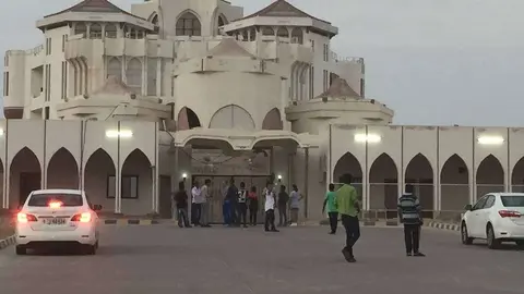 Curiosos a las puertas de la mansión encantada de Ras Al Khaimah. (EL CORREO)