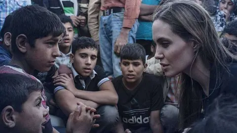Angelina Jolie junto a un grupo de niños sirios en Jordania.