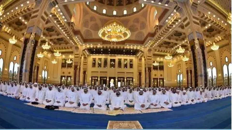 El jeque Al Maktoum preside el rezo en la mezquita Zabeel.