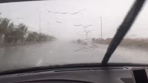 Lluvia sobre una carretera de Al Ain.