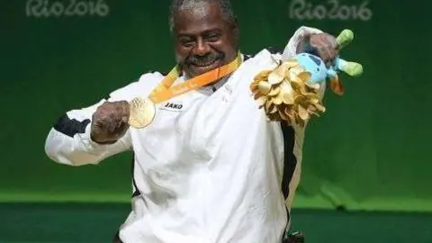 Mohammed Khalaf muestra la medalla de oro conseguida en Río.