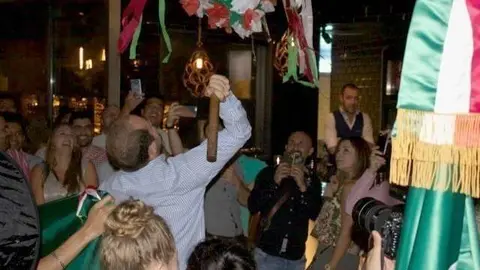 La hora de romper la piñata en la celebración del Día de México en el restaurante Bu de Abu Dhabi. (EL CORREO)