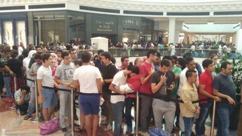 La cola en el Mall of the Emirates para adquirir el iphone 7 (Gulf News).