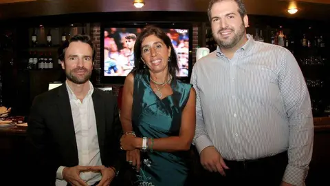 De izquierda a derecha, Enrique Hormigo, número uno de E3 (Españoles en Emiratos); María Tello, líder de PROM EAU (PROM Emiratos Árabes Unidos); y José María Urrutia, cabeza de lista de CEURE (Ciudadanía Española Unida Residente en Emiratos). (EL CORREO)