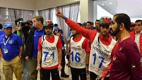 El gobernador de Dubai junto al equipo de resistencia de EAU.