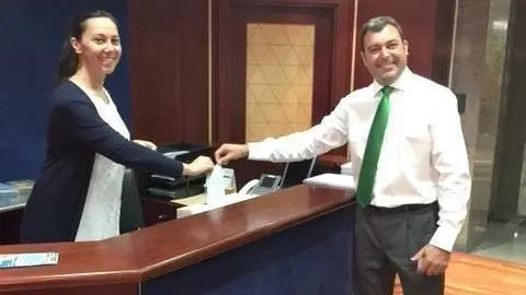 Erik Rovina Mardones, consejero económico y comercial jefe de la Embajada de España en Emiratos Árabes Unidos, deposita su voto en la urna de Dubai. (EL CORREO)