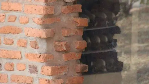 Detalle de calaveras a través de una de las ventanas de la iglesia de Ntarama. (Rafael González García de Cosío)