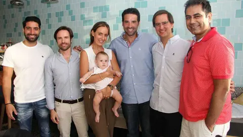 De izquierda a derecha, Jesús Praveen, Enrique Hormigo, Inés Clariana con su hija Lucía, Juan de Dios Aguirre, Víctor Sunyer y Kamal Daswani, durante una las reuniones semanales de la candidatura Españoles en Emiratos (E3). (EL CORREO)