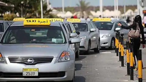 Cola de taxis en el Aeropuerto Internacional de Abu Dhabi. 