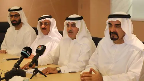 El presidente de la Federación de bancos de EAU, Al Ghurair, segundo por la derecha. 