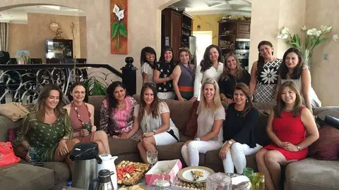 Visita de mujeres latinas a Brigitta García.