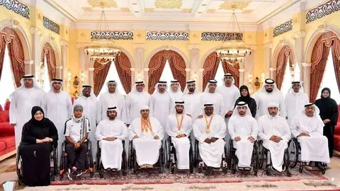 Foto de familia del equipo parlímpico de Emiratos junto a los jeques de Dubai. (WAM)