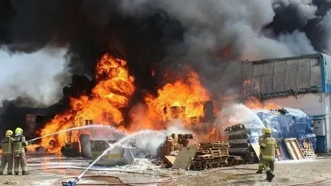 Los bomberos sofocan las llamas en los almacenes de Ajman. (Protección Civil de Ajman)