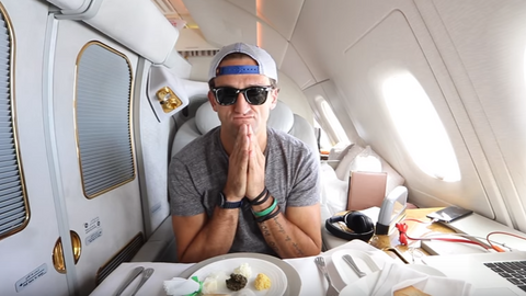  El youtuber Casey Neistat comió caviar durante su viaje en Primera Clase con Emirates. (Youtube)