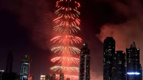 Fuegos artificiales en el Burj Khalifa para recibir 2016. (@MaryamBinFahad)