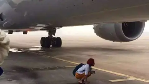 Una imagen de la mujer debajo del avión.