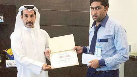 El honrado taxista recibe su condecoración.