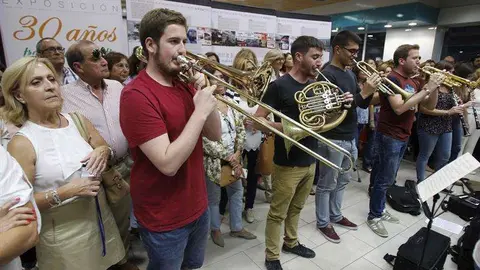 Concierto en el metro de Madrid en respuesta a la convocotaria 'flashmob'. (EFE)