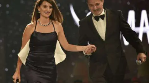 Penélope Cruz con el CEO de Damas Anan Fakhreddin en el lanzamiento de la colección de Sama de Damas, en Dubai (Gulf News).