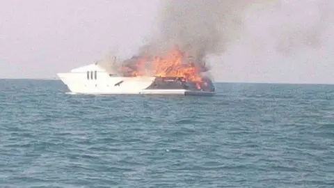 El fuego arrasó al barco de lujo.