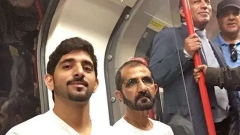 La fotografía que Sheikh Hamdam publicó en su cuenta de Twitter y en la que aparece junto a su padre, Sheikh Mohammed, en el metro de Londres.