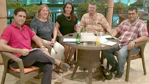 Reunión de Españoles en Arabia en una cafetería de Riad.