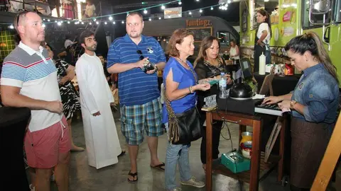 Clientes hacen cola ante un foodtruck en Dubai.