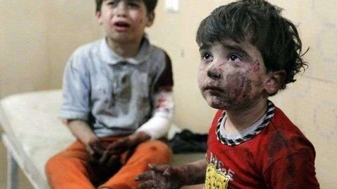 Una imagen de Reuters muestra a niños heridos en Alepo.