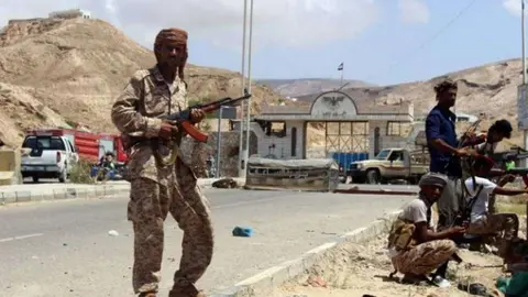 Soldados yemeníes montan guardia en la ciudad de Al Mukalla en Yemen.