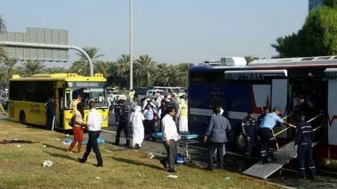 Los equipos de emergencia atienden a los pasajeros de los autobuses accidentados. (Policía de Abu Dhabi)