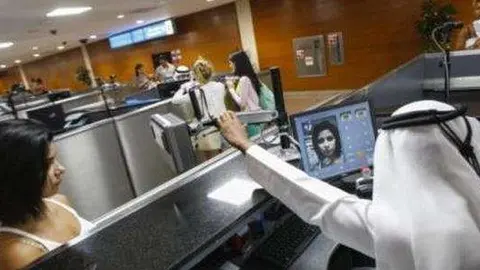 Control de visado a una turista en el aeropuerto. (Fuente externa)