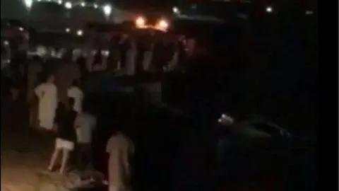 Una imagen de Twitter del coche accidentado en el mar.