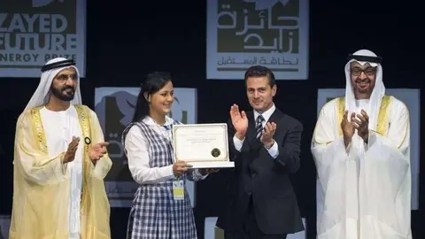 Momento de la entrega del Premio Zayed a la Institución Educativa Gabriel Plazas en el marco del Congreso Mundial de Energía del Futuro desarrollado en Abu Dhabi.