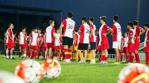 Jóvenes futbolistas entrenan en LaLiga de Dubai.