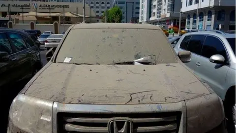 Una imagen de un automóvil sucio en Abu Dhabi (The National).